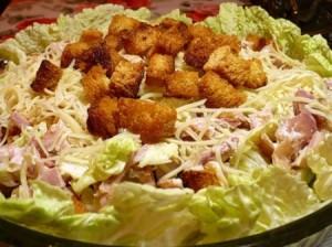 Салат с кириешками и колбасой