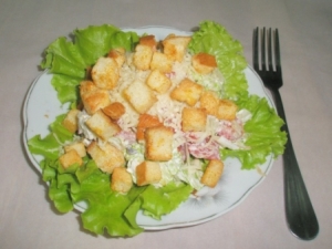 Салат с кириешками и сыром