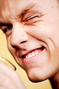 Почему дергается левый глаз