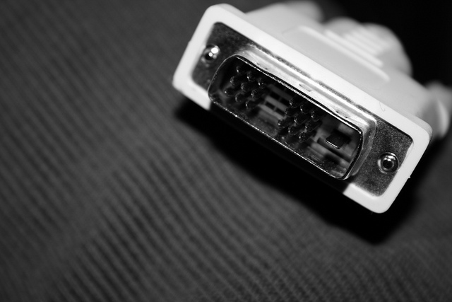Какой интерфейс лучше DVI или VGA?